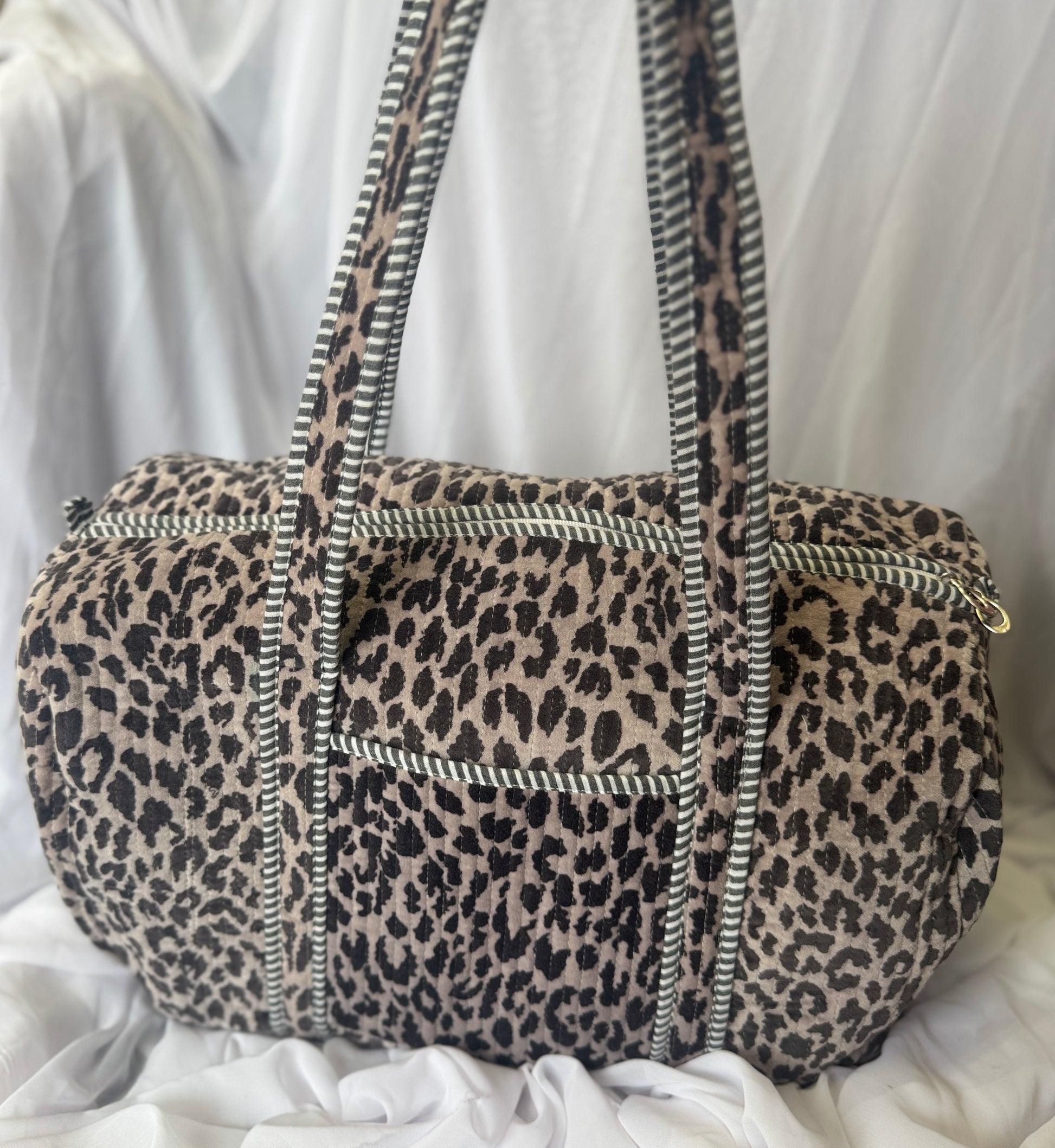 Velvet grey leopard weekend bag  image 1