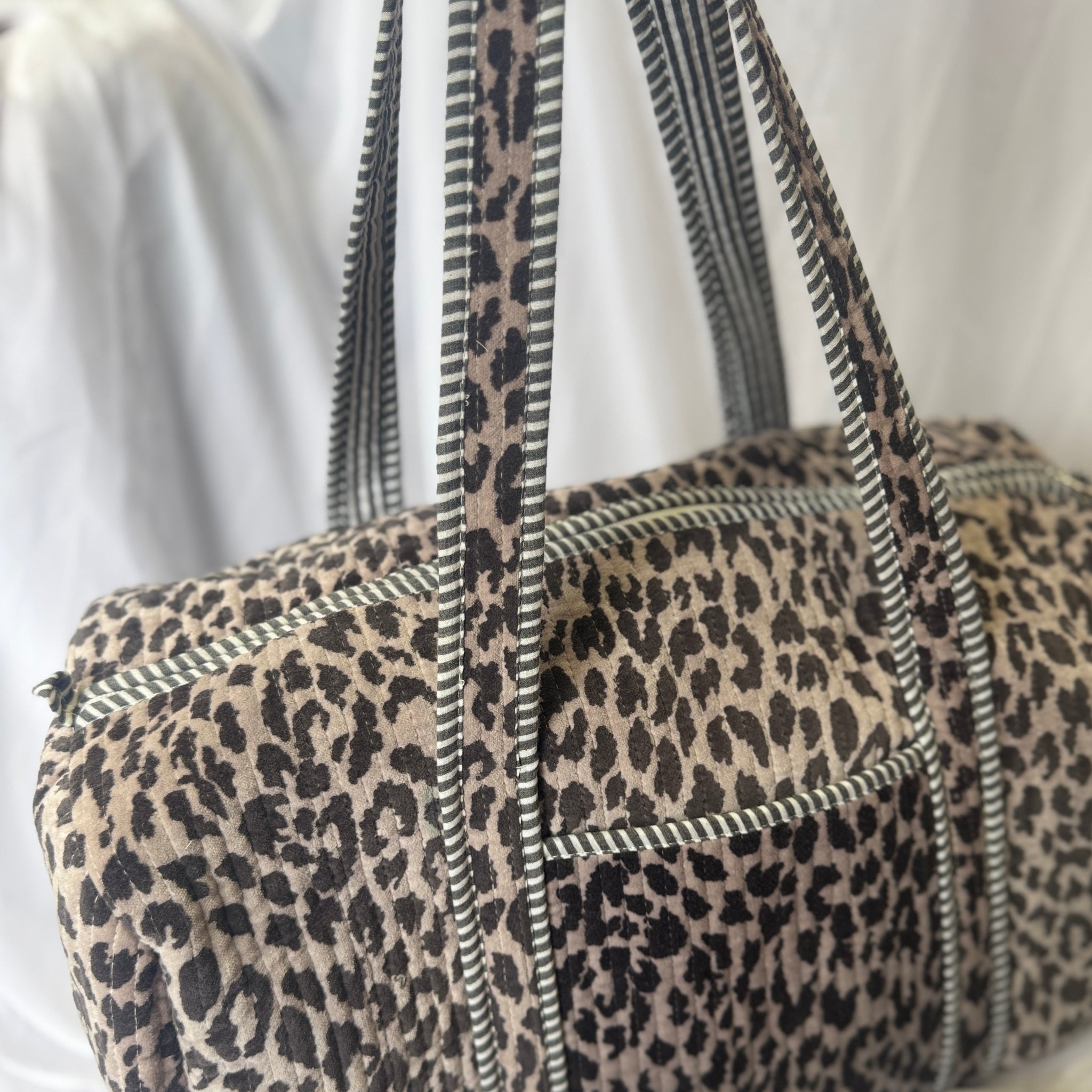 Velvet grey leopard weekend bag  image 0