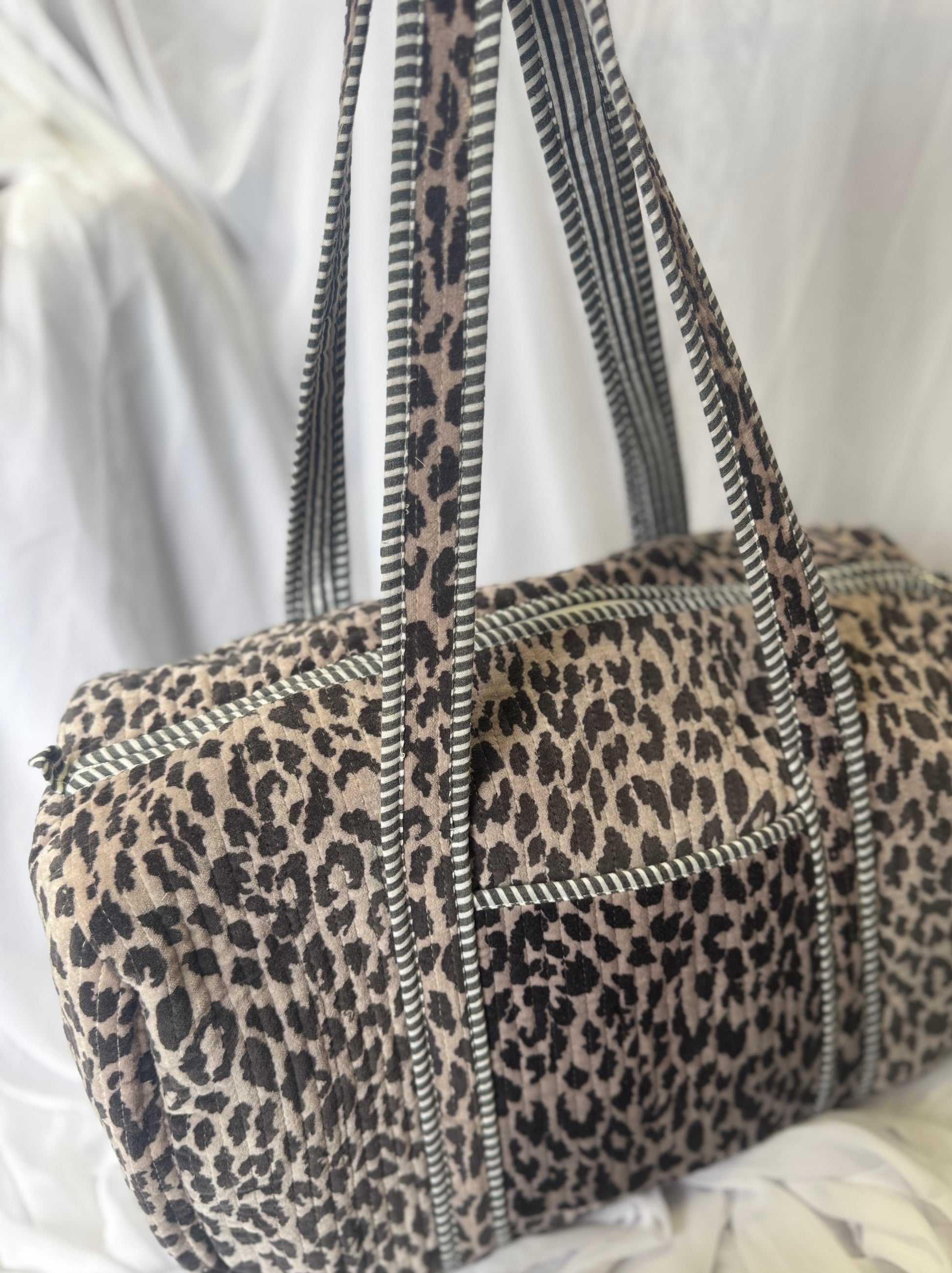Velvet grey leopard weekend bag  image 0