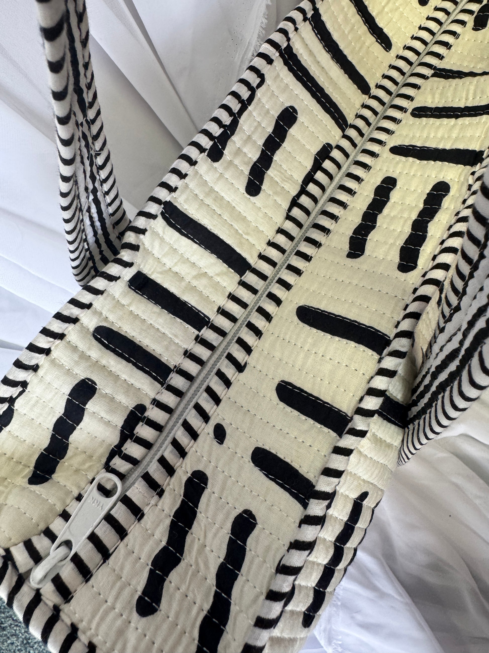 Zipped Monochrome Dash Tote  image 2