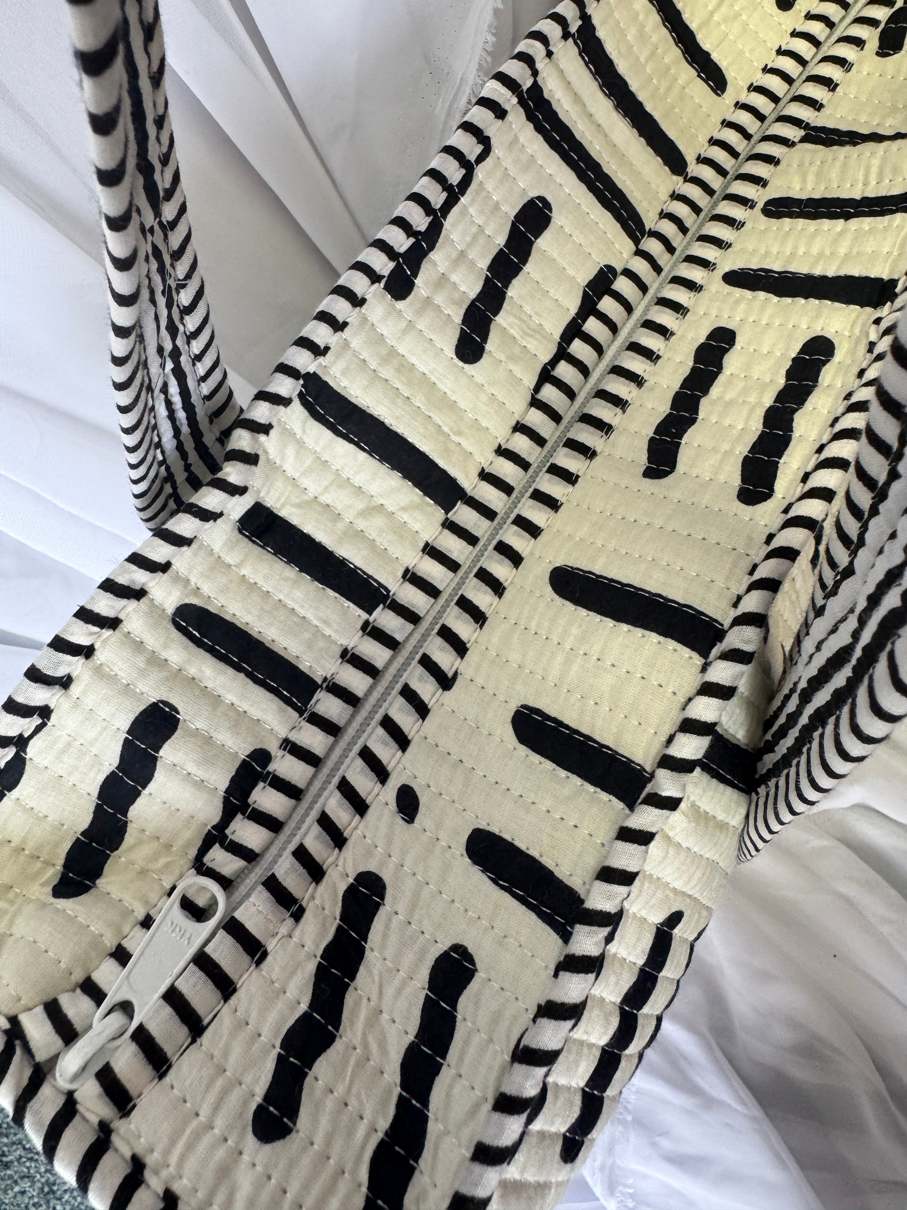 Zipped Monochrome Dash Tote  image 2
